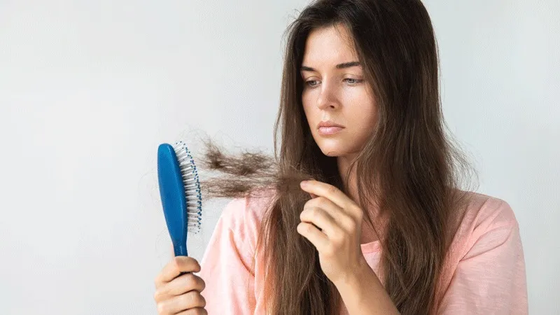Perdita di capelli nelle donne: Cause e trattamento